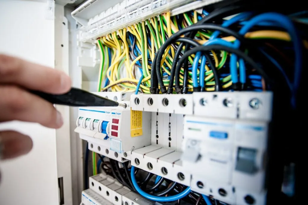 DB board wiring and electrical circuit breakers